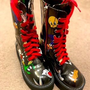 Size U.S. 7 Loony Tunes tie up boots (combat)